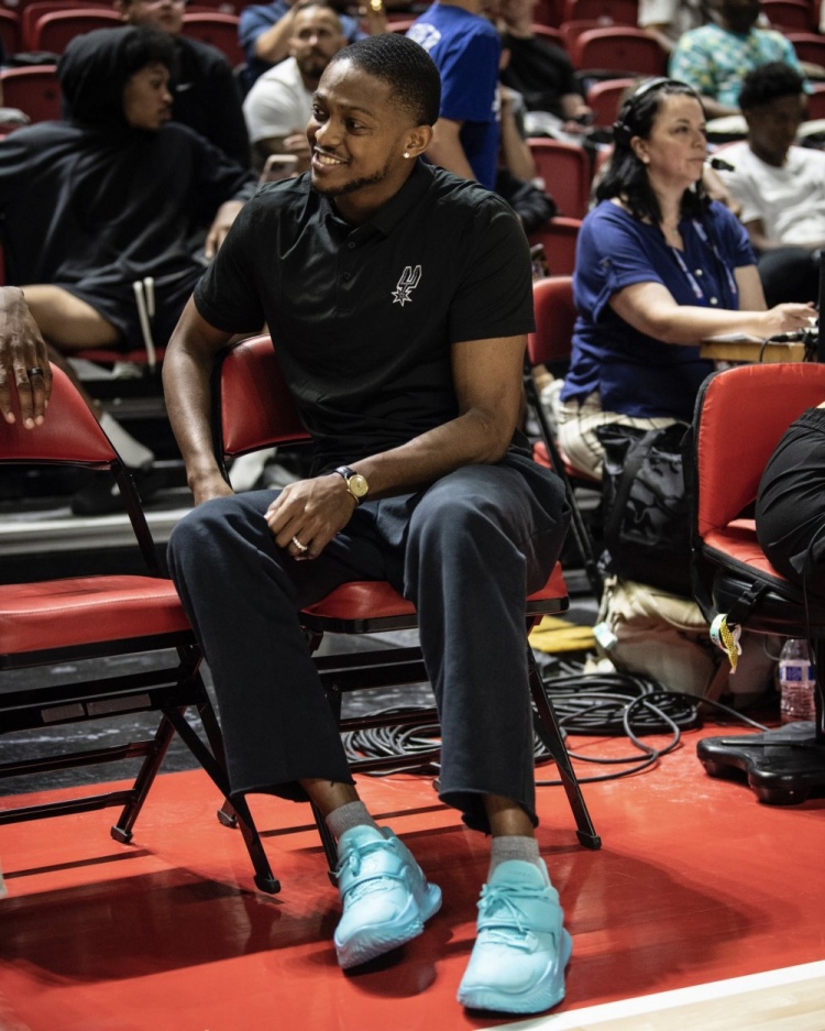 福克斯夏联场边观战！上脚个人第二代签名鞋Fox 2